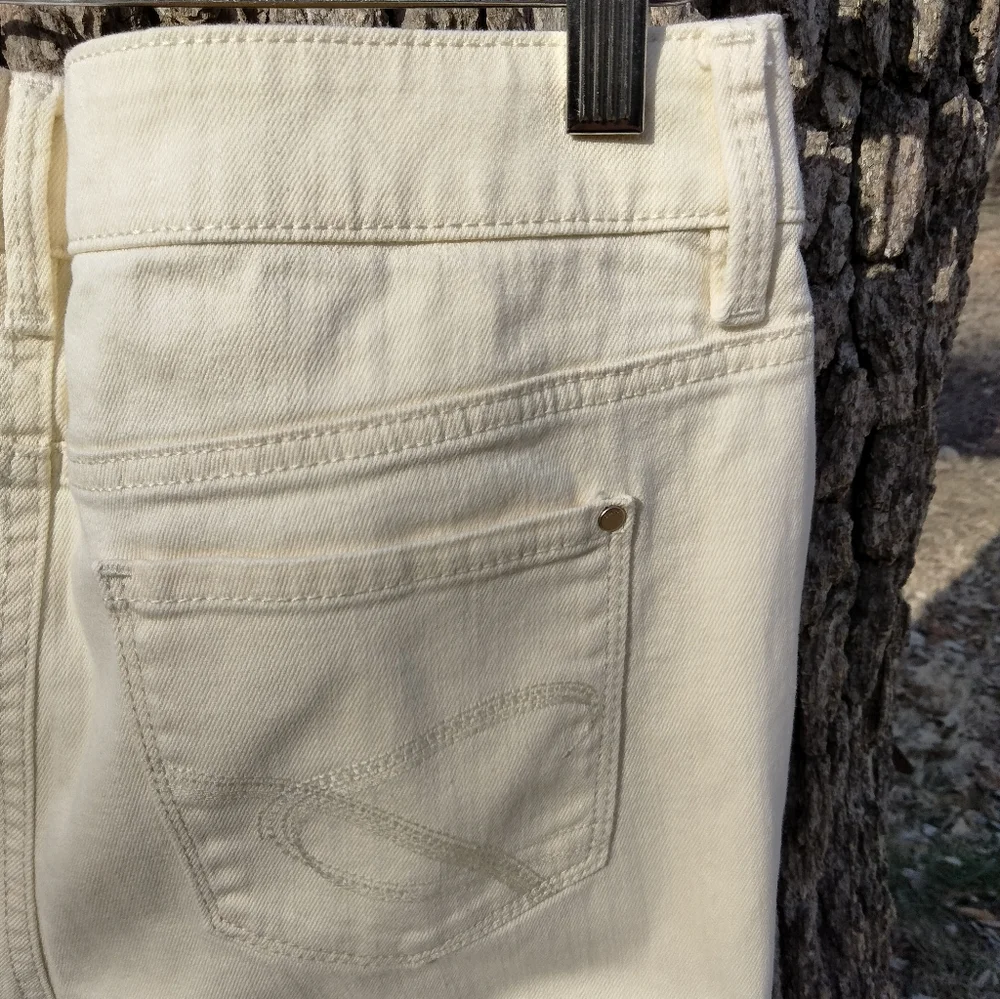 ⬇️ Price Drop!⬇️Chico's Platinum Denim Capri in size 1.5 - Picture 1 of 4
